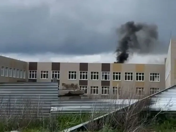 Пожар в школе после падения дрона. Обложка © VK / ИНЦИДЕНТ | КУРСК