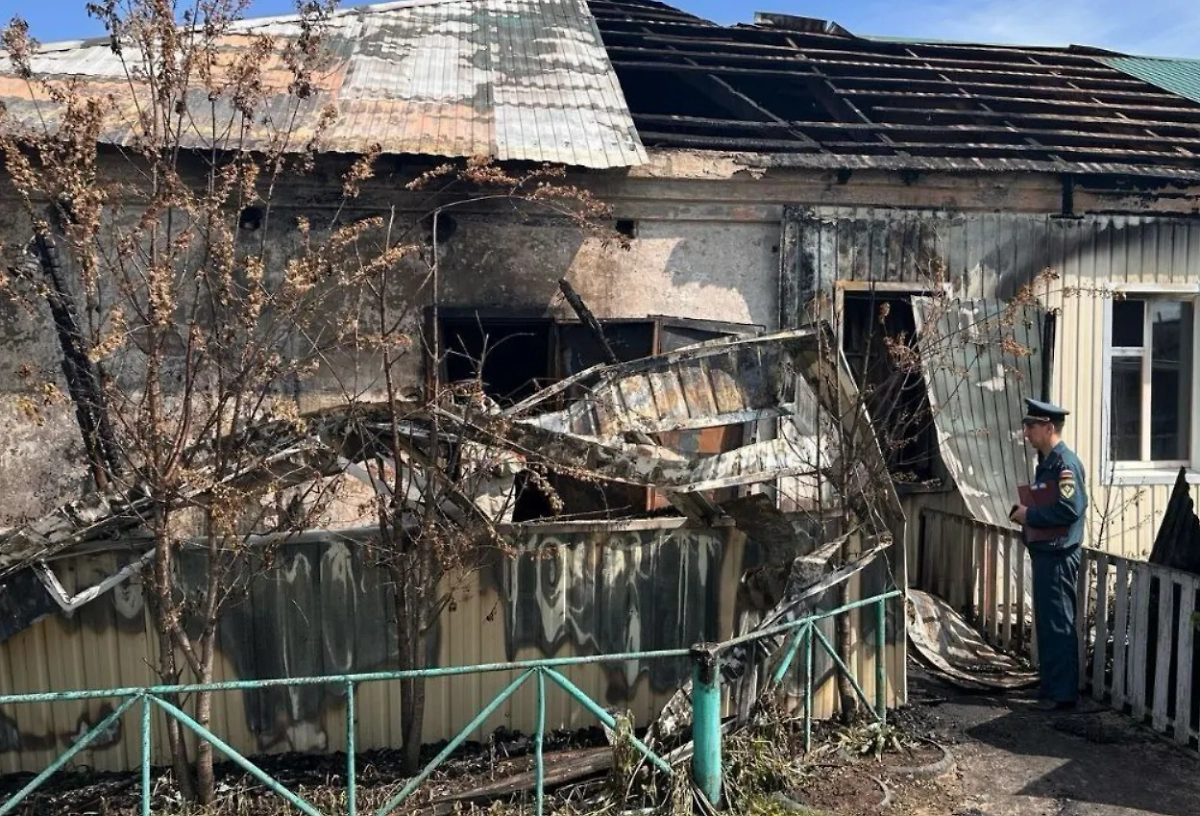 Сгоревший при пожаре дом. Обложка © Telegram / «МЧС Башкортостан»