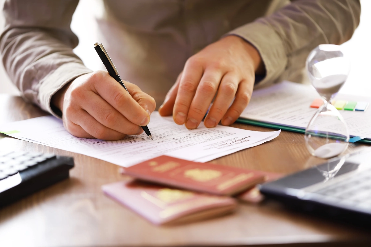 Паспорт. Обложка © Shutterstock / FOTODOM / alexkich