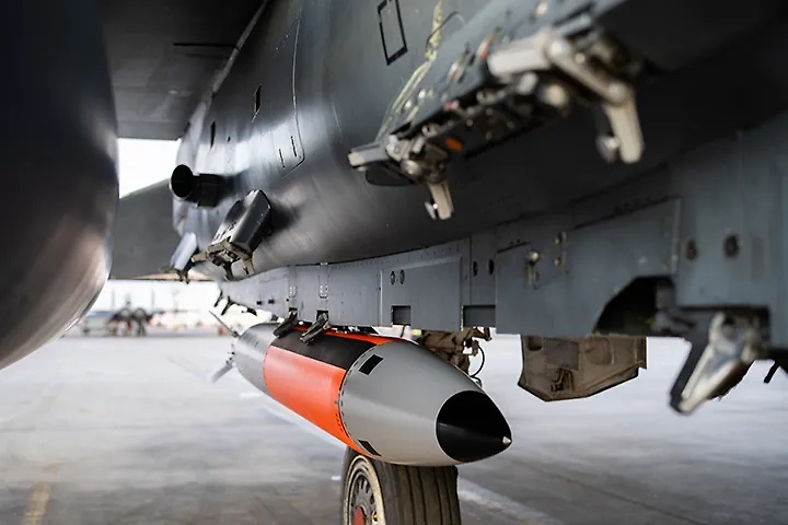 B61-12 под мотогондолой самолёта. Обложка © Flickr / U.S. Department of Energy