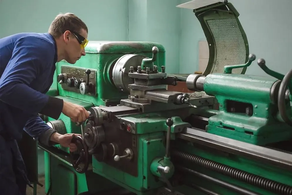 Рабочий-токарь. Обложка © Shutterstock / FOTODOM / 