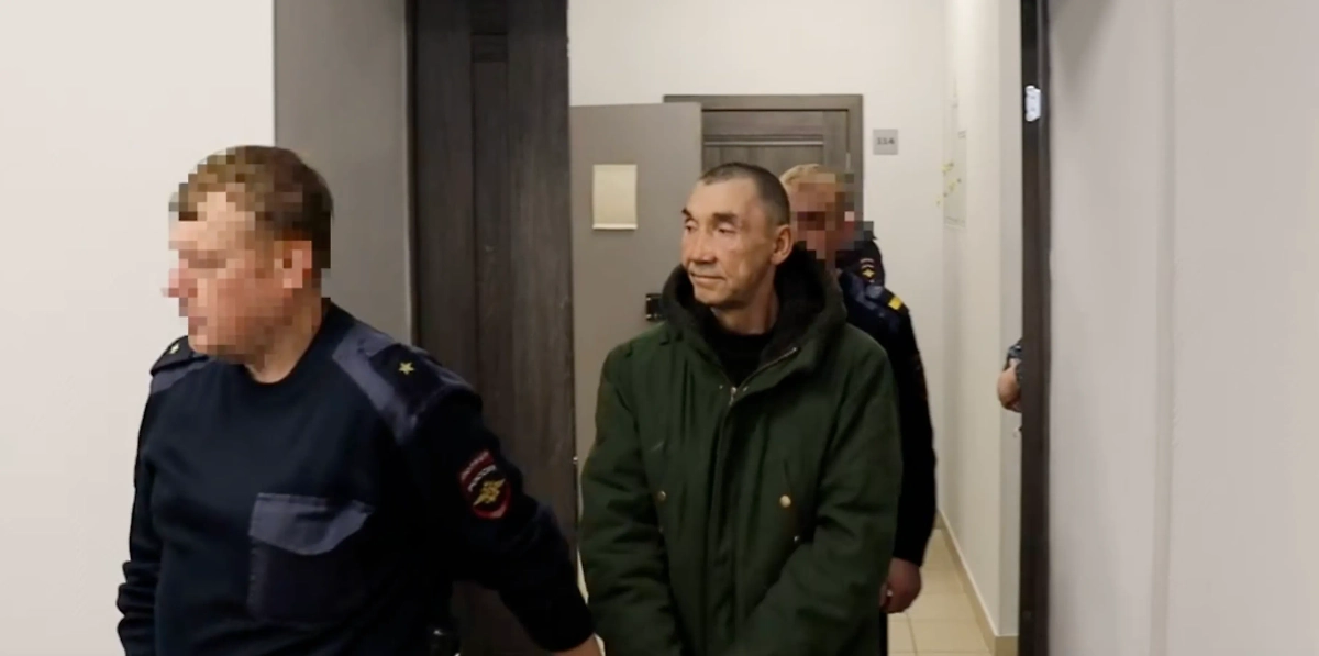 Виновного ведут в зал суда. Обложка © Мариинский городской суд Кемеровской области