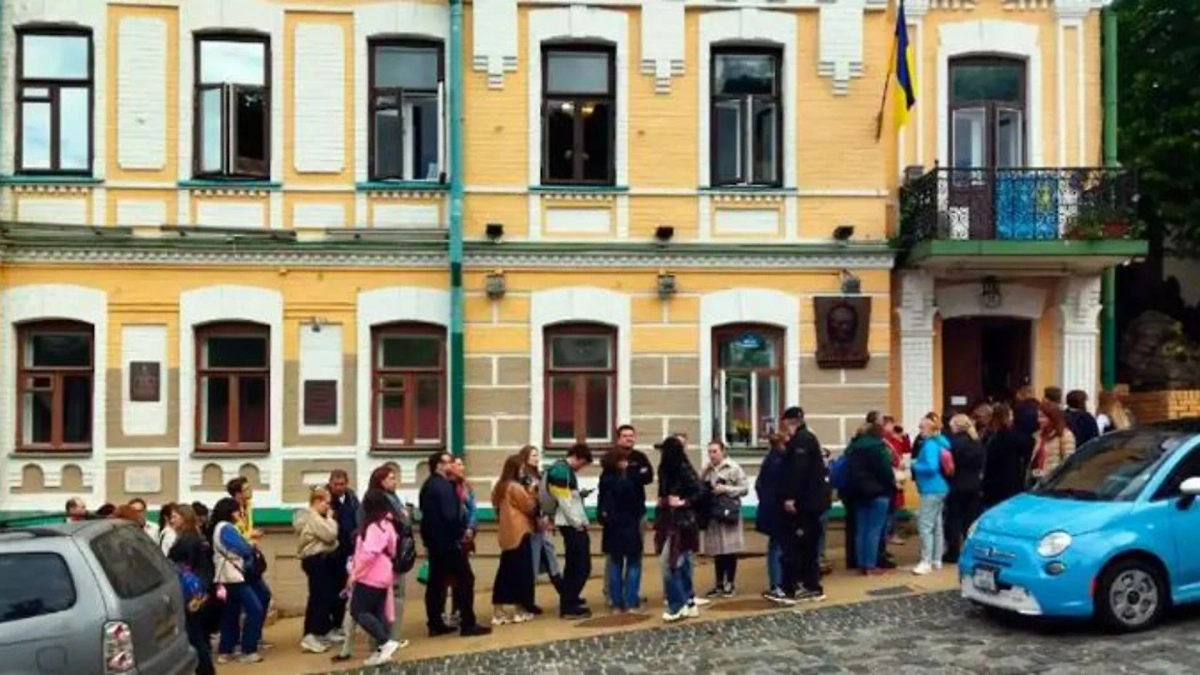 Очередь к музею Булгакова в Киеве. Обложка © Facebook (признан экстремистской организацией и запрещён на территории Российской Федерации) / Музей Михаила Булгакова