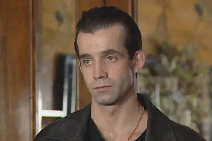 Дмитрий Певцов отлично сыграл разочарованного в жизни милиционера. Фото © Кадр из сериала «Бандитский Петербург 2: Адвокат», режиссер Владимир Бортко, сценаристы Владимир Бортко, Вадим Михайлов, Альбина Шульгина и др. / Kinopoisk 