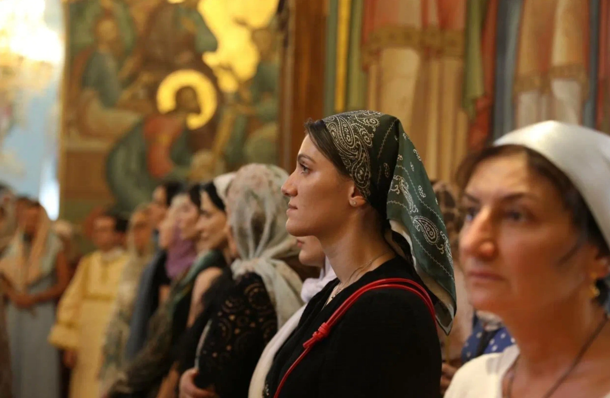 Женщины в церкви. Обложка  © Life.ru