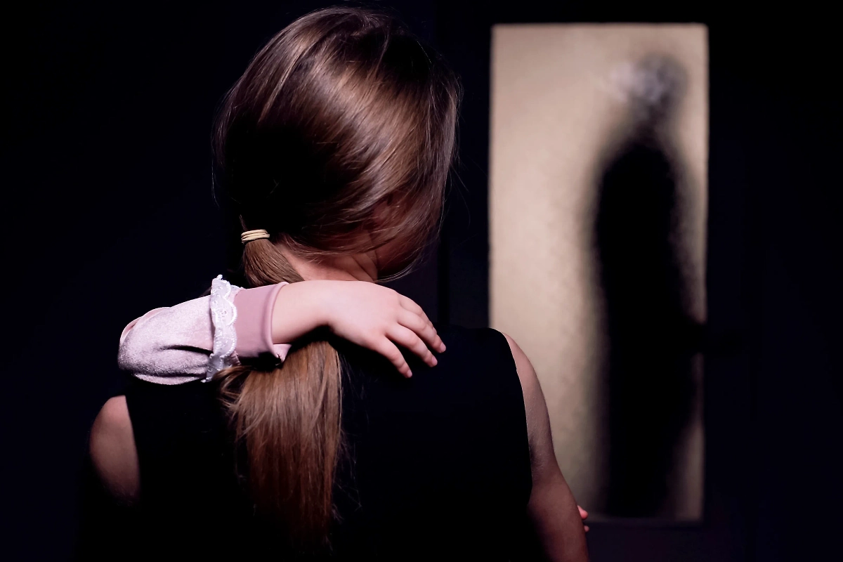 Москвичка Мария бьёт тревогу — её мать связалась со странной организацией и хочет выжить девушку из квартиры. Обложка © Shutterstock / FOTODOM / Motortion Films