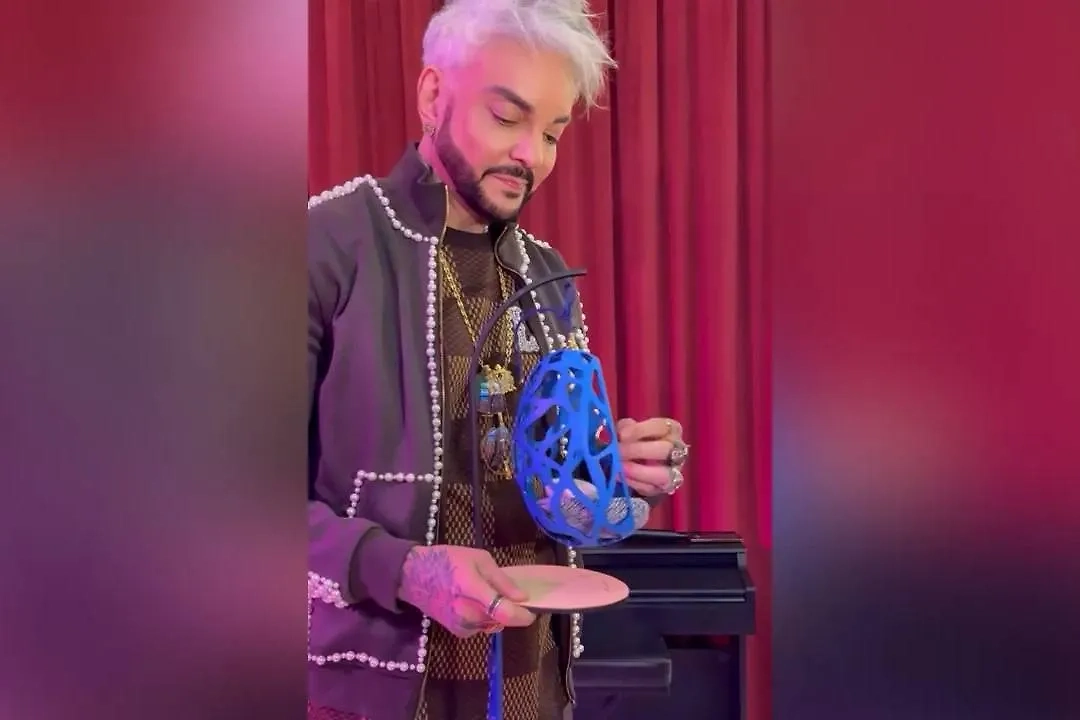 Филипп Киркоров с подарком. Обложка © Instagram (признан экстремистской организацией и запрещён на территории Российской Федерации) / rudkovskayaofficial