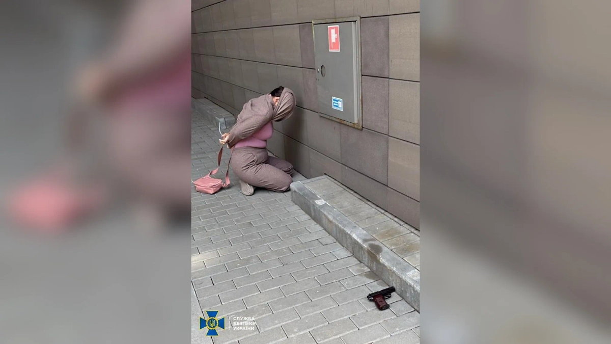 Кадры задержания нападавшей. Фото © Служба безопасности Украины