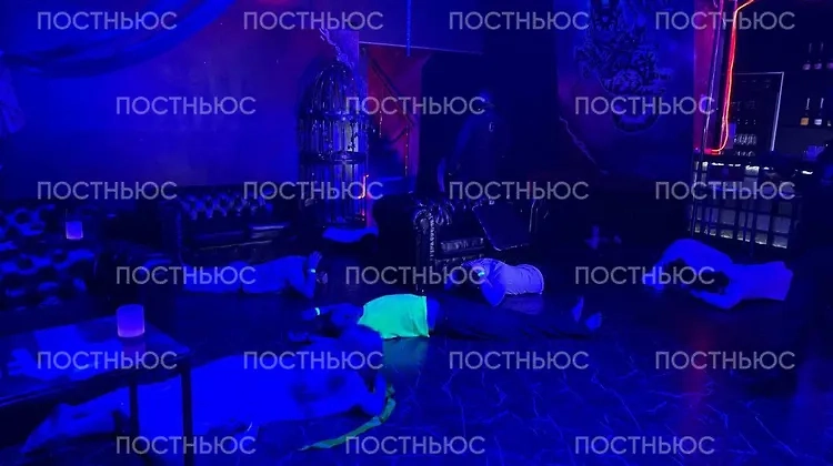 Задержанные в клубе. Фото © Постньюс