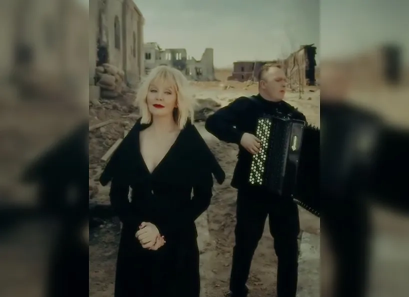 Валерия на фоне разрушенных городских пейзажей. Обложка © Telegram / Валерия