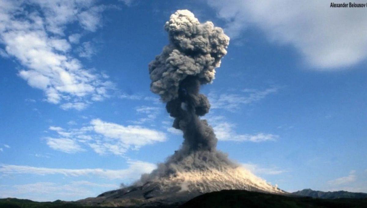 На Камчатке вулкан Карымский выбросил пепел на высоту до 3,5 км. Обложка © Telegram / ИВиС ДВО РАН