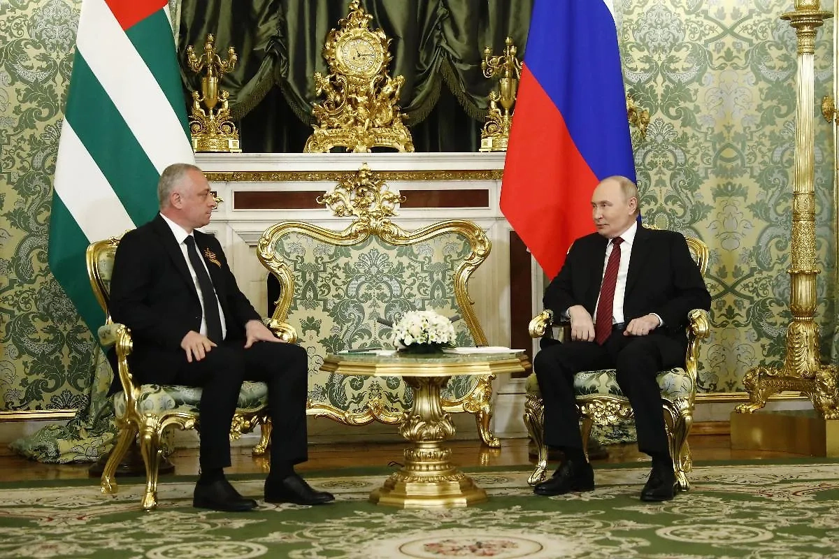 Президенты Абхазии и России Бадра Гунба и Владимир Путин. Обложка © Life.ru