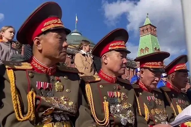 Офицеры ВС КНДР на Параде Победы в Москве. Обложка © Life.ru