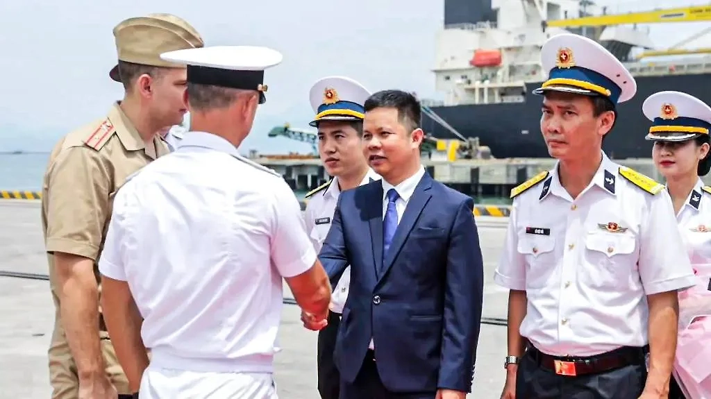 Вьетнамская делегация встречает военнослужащих ТОФ ВС РФ в Дананге. Обложка © ТАСС / Пресс-служба Тихоокеанского флота