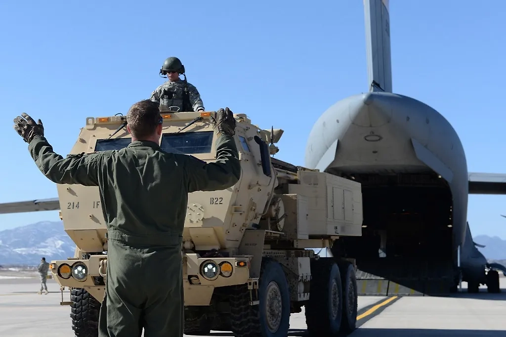 РСЗО HIMARS. Обложка © Служба распространения визуальной информации Министерства обороны США / dvidshub.net / U.S. Air Force photo by Airman 1st Class Nathan Clark/Released