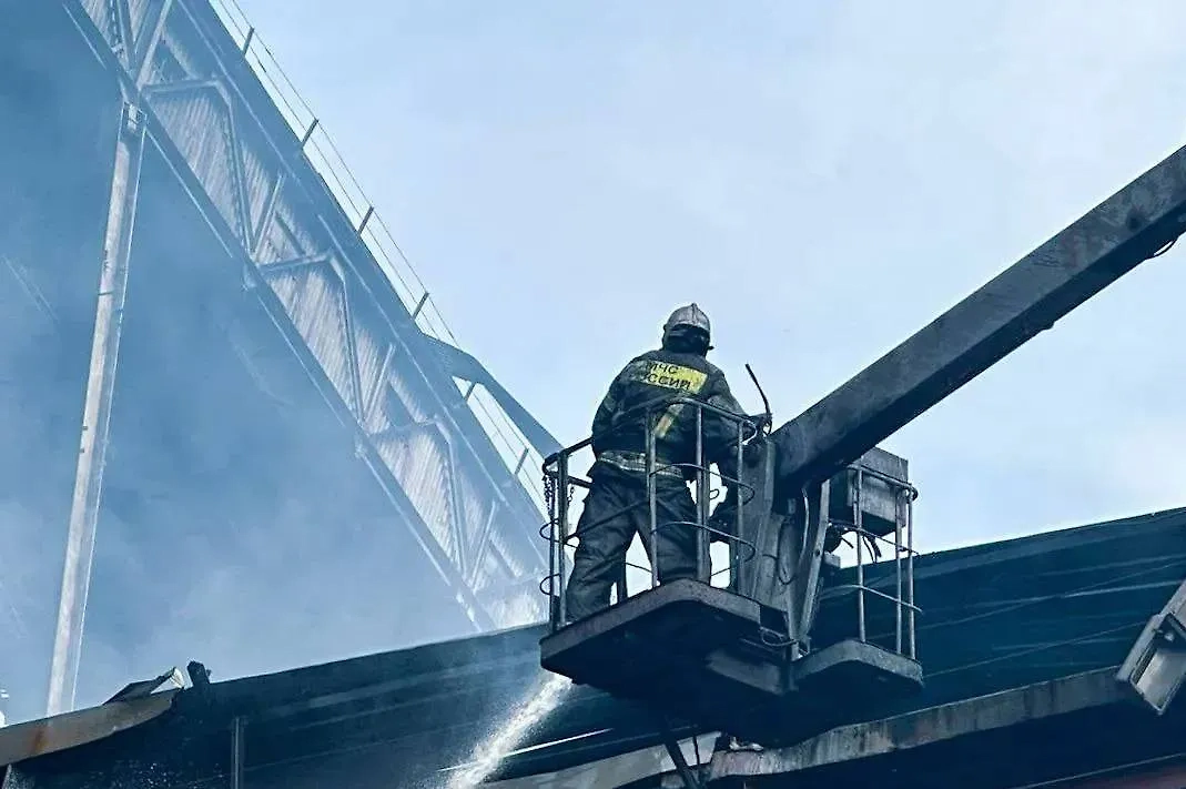 Пожар на обогатительной фабрике. Обложка © Telegram / МЧС Республики Саха (Якутия)