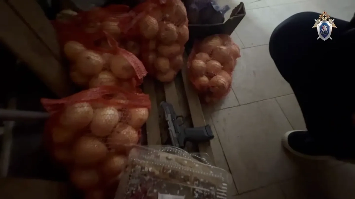 Пистолет, оставленный похитителями человека на месте преступления в Ингушетии. Фото © Telegram / СУ СК по Республике Ингушетия