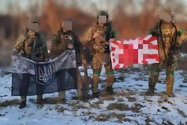 В японской прессе возмущаются, что Рэн Такеда (крайний справа, лицо замазано) размахивал на Украине японским флагом времён милитаризма — кёкудзицу-ки, запрещённым во многих странах Азии, как в России свастика. Фото © sohu