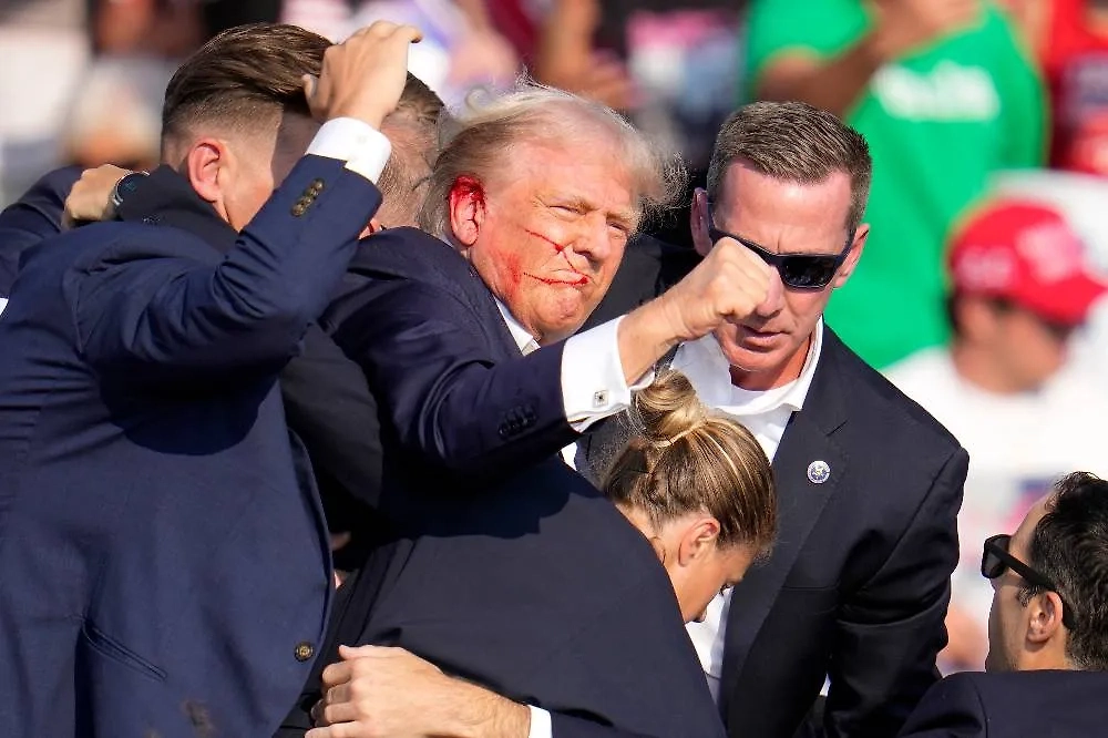 Дональд Трамп в момент покушения. Обложка © AP/TASS