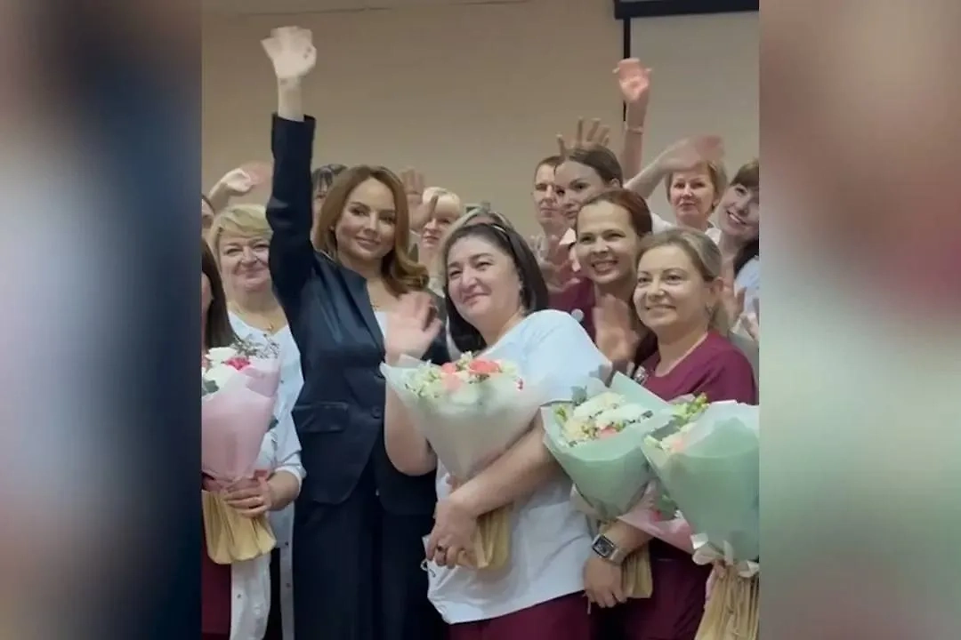 МакSим посетила ГКБ №52 и поздравила медсестёр с их праздником. Обложка © Telegram / Московская медицина