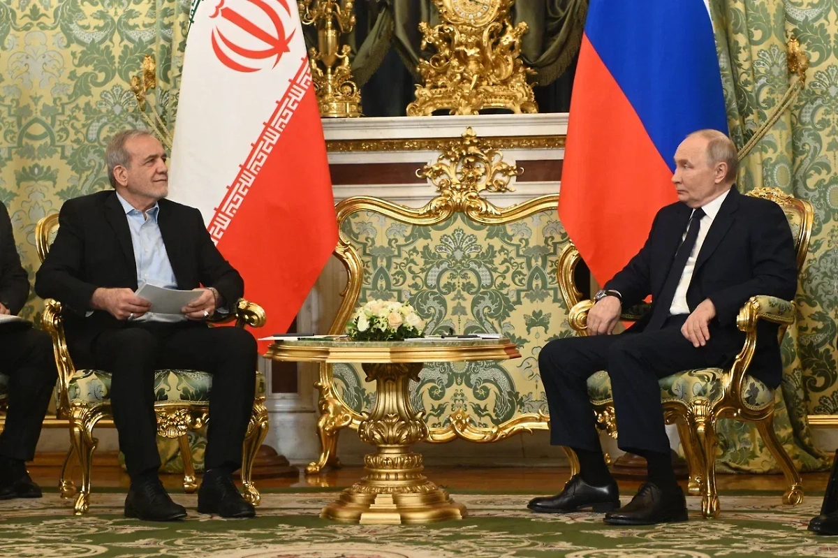 Президент Ирана Масуд Пезешкиан и президент России Владимир Путин. Фото © Life.ru