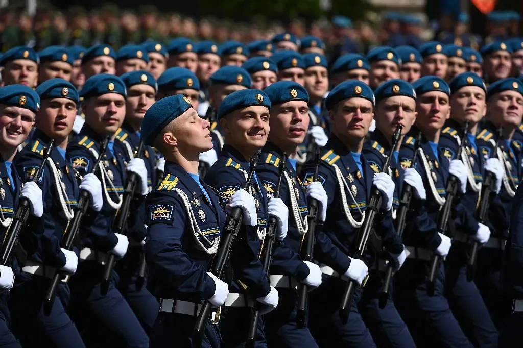 Парад Победы. Обложка © Life.ru