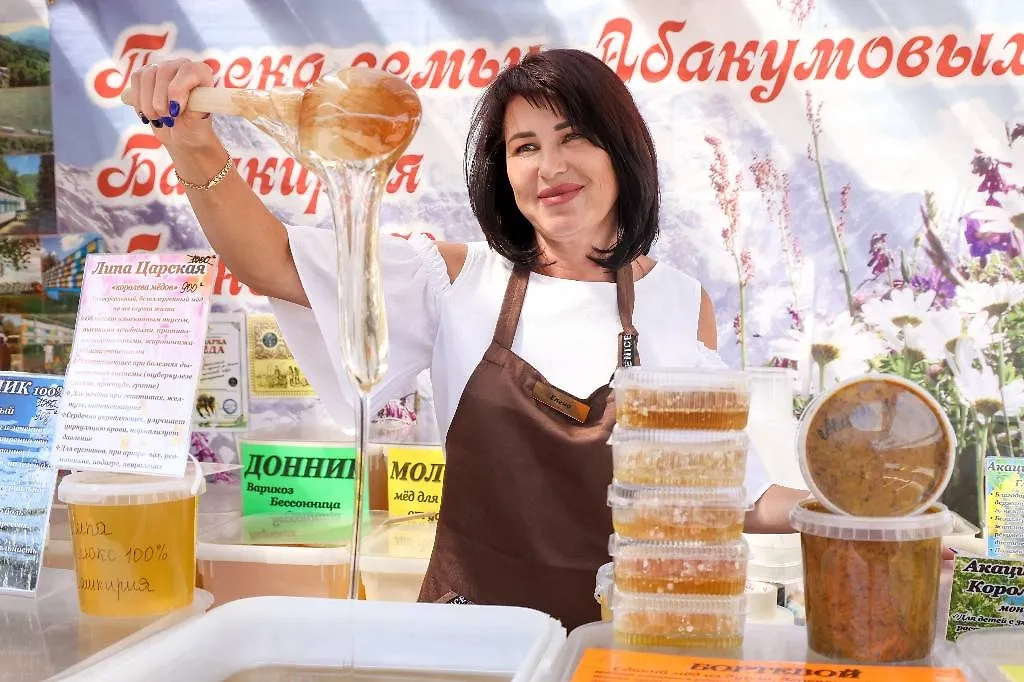 7 признаков натурального мёда на рынке. Фото © ТАСС / Артем Геодакян