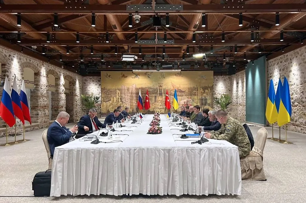 Переговоры между российской и украинской делегациями в Стамбуле в 2022 году. Фото © ТАСС / Генконсульство РФ