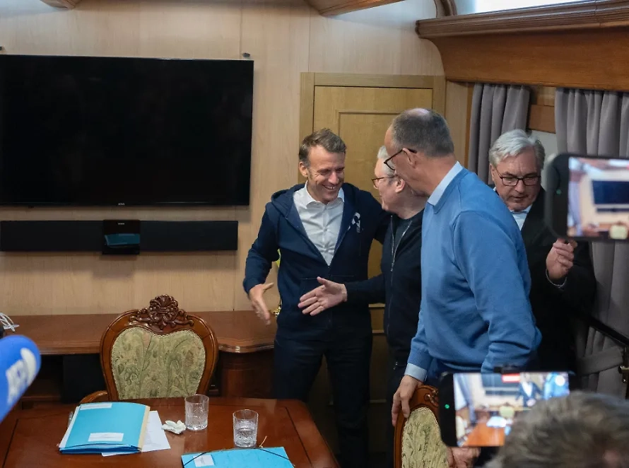 Свёрток на столе Макрона. Обложка © X / elysee