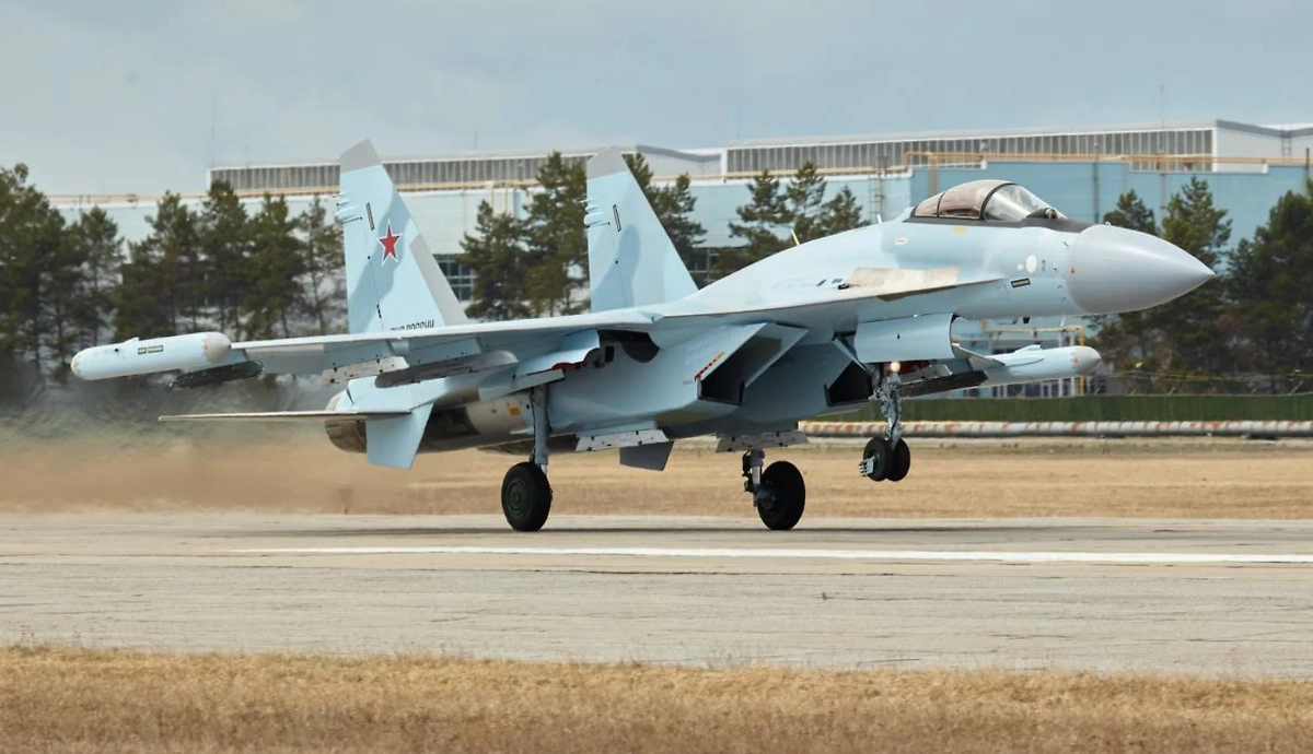 Самолёт Су-35С. Обложка © Официальный сайт «Ростеха»