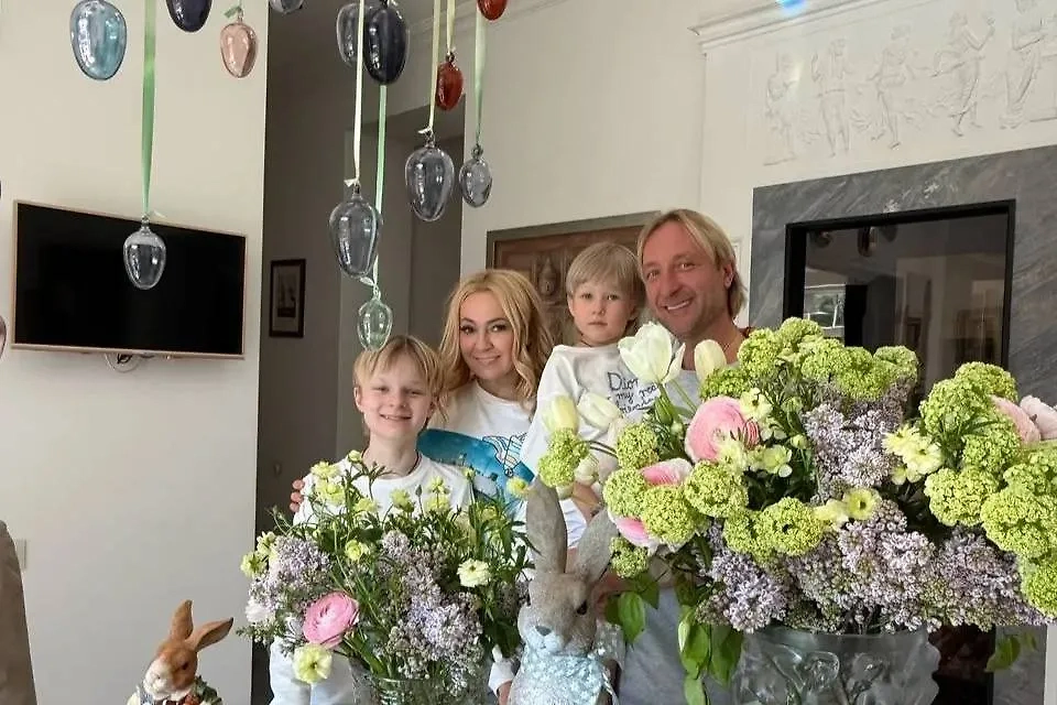 Рудковская, Плющенко и их дети. Обложка © Telegram / «Голубь Мира Яна Рудковская» 