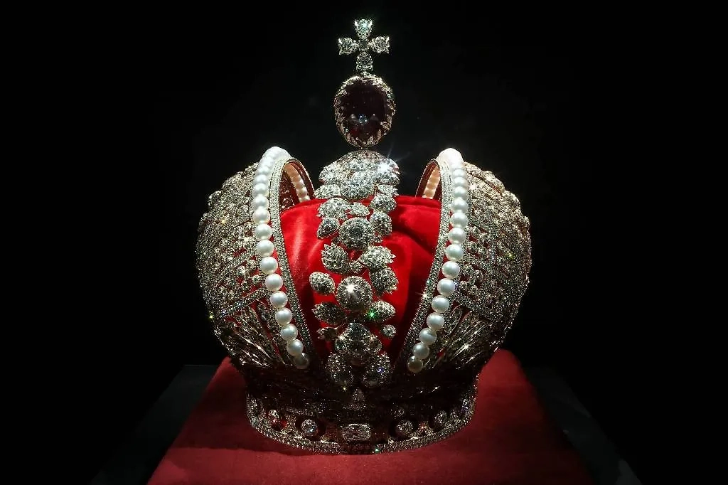 Большая императорская корона — символ царственного величия Романовых. Фото © ТАСС / Сергей Карпухин