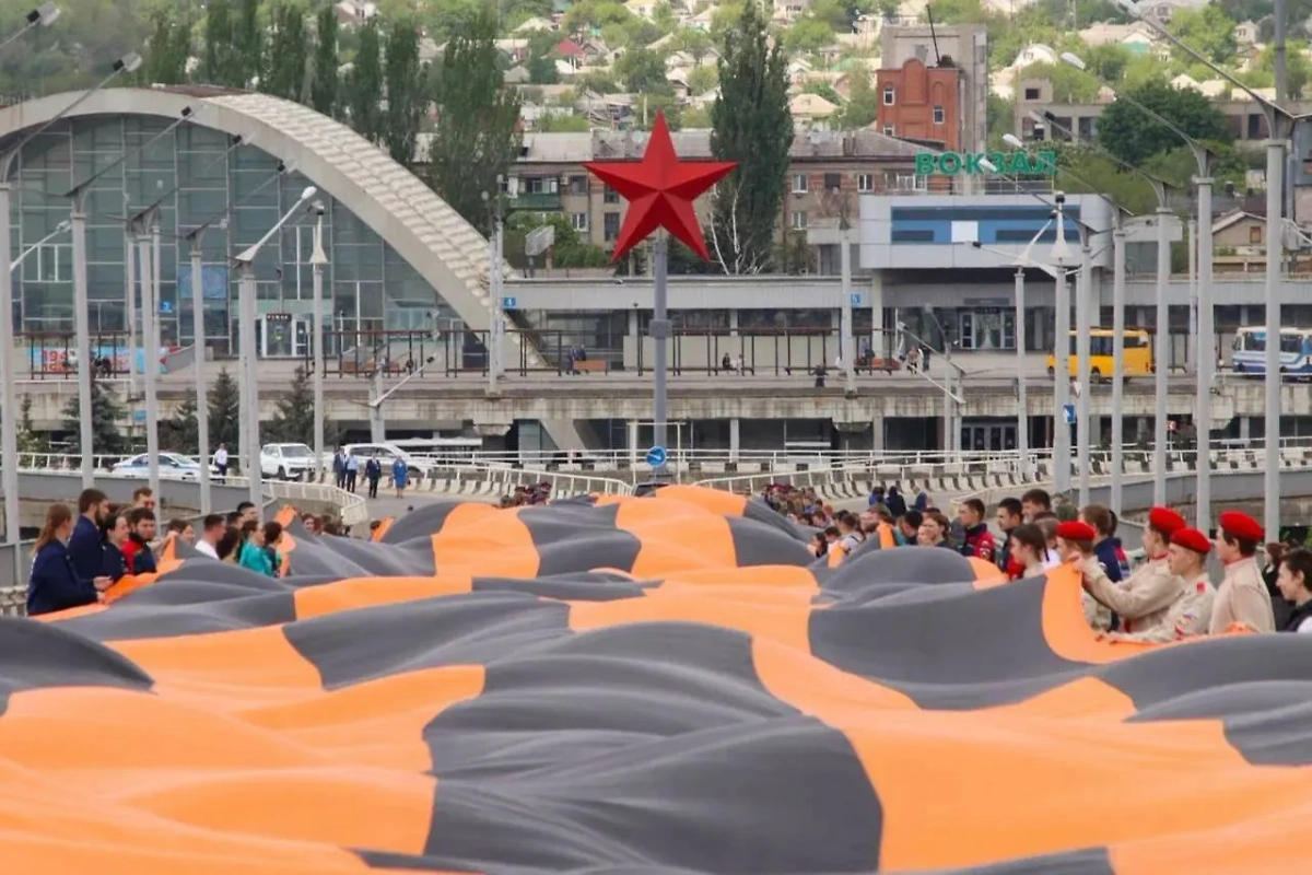 300-метровая георгиевская ленточка. Обложка © Telegram / «Газета Республика»