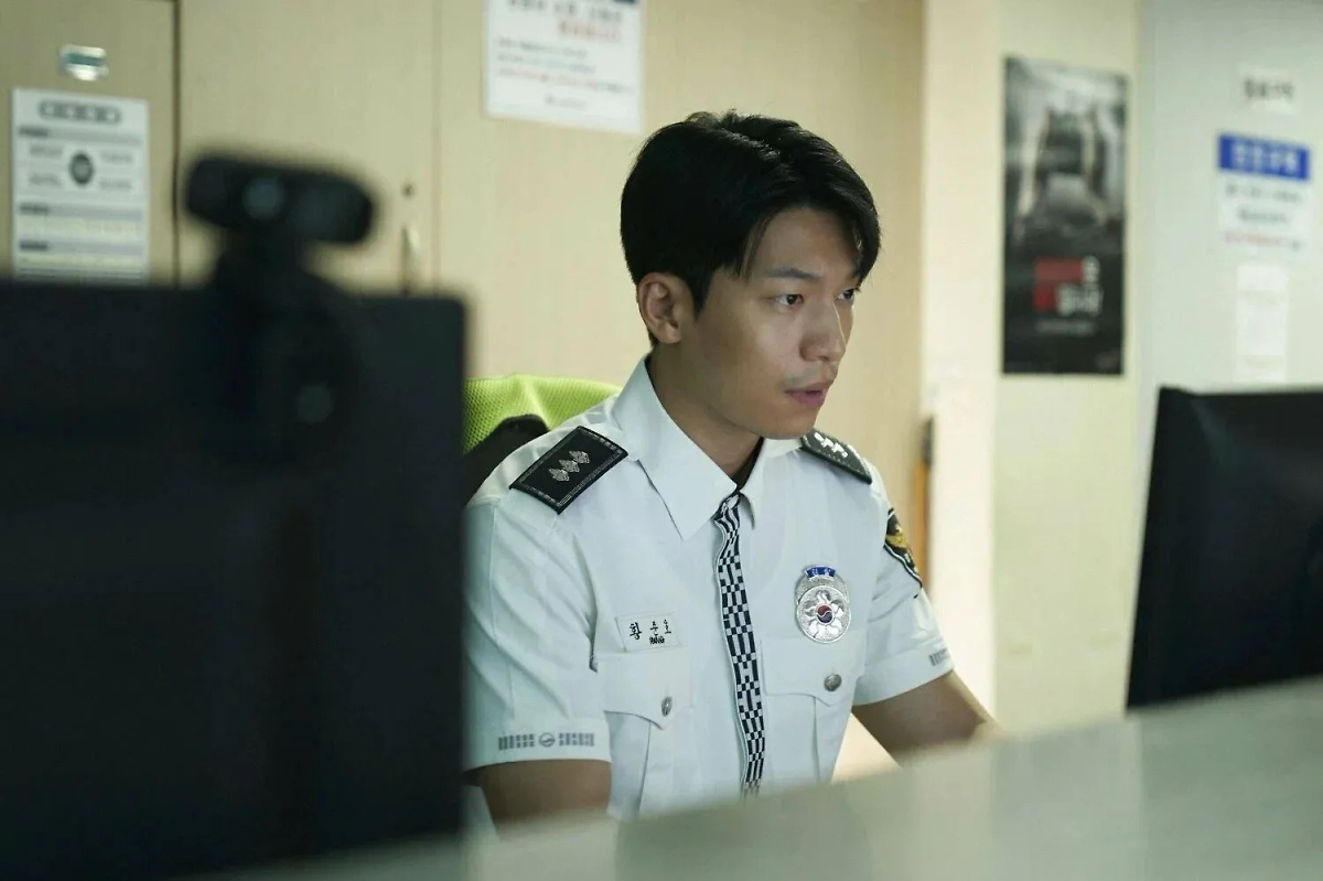 Полицейский проникнет на остров в третьем сезоне «Игры в кальмара». Фото © Кадр из сериала «Игра в кальмара», режиссёр Хван Дон Хёк, сценарист Хван Дон Хёк / Kinopoisk