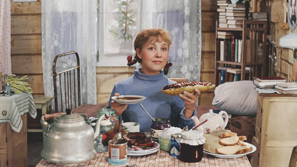 Пока кино снимали ещё без компьютерной графики, в кинопроизводстве было не избежать ляпов. «Девчата» — не исключение. Обложка © Кадр из фильма «Девчата», режиссёр Юрий Чулюкин, сценарист Борис Бедный / Kinopoisk