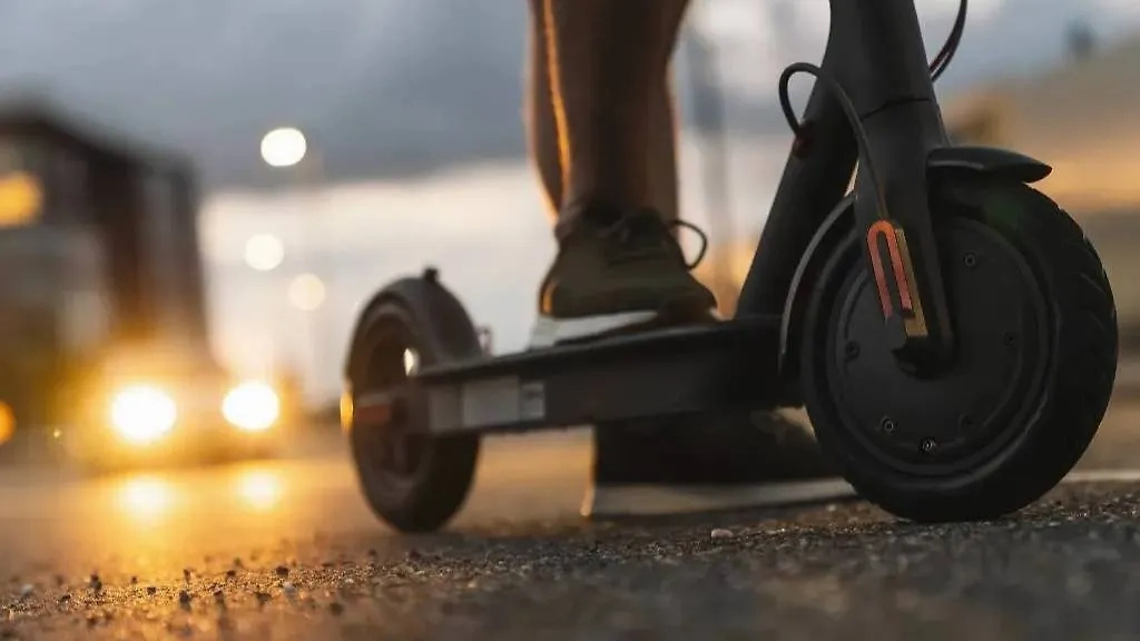 Электросамокат. Обложка © Shutterstock / FOTODOM / r.classen