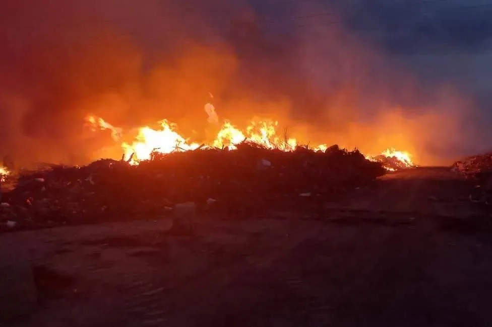 Пожар на свалке в Пензенской области. Обложка © Telegram / МЧС Пензенской области