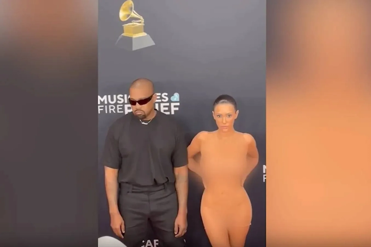 Обнажённый наряд Бьянки Цензори. Обложка © Х / Simon Ateba