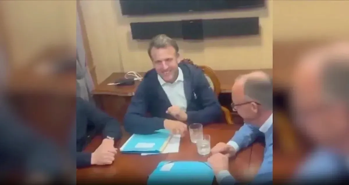 Эммануэль Макрон и Фридриха Мерц в поезде. Обложка © Х / Intoleranter