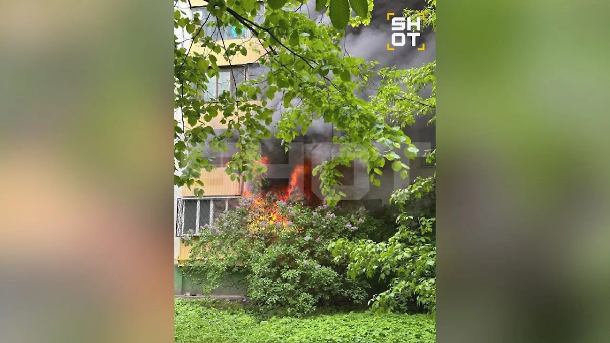 Три этажа горят в многоэтажке в московских Печатниках. Фото © SHOT