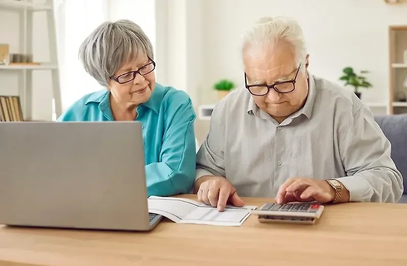 Россиянам объяснили, кто может выйти на пенсию раньше срока. Обложка © Shutterstock / FOTODOM / Studio Romantic