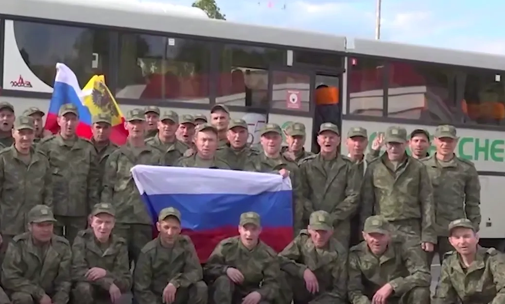 Вернувшиеся из украинского плена солдаты. Обложка © Telegram / Минобороны России