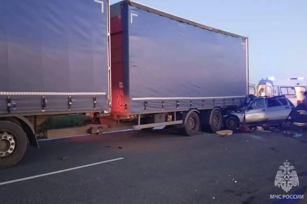 В Оренбургской области легковушка влетела в грузовик. Фото © Telegram / МЧС Оренбургской области