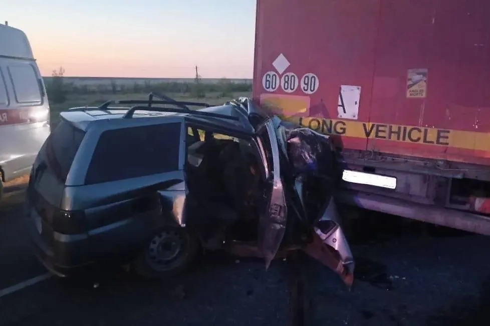 В Оренбургской области легковушка влетела в грузовик. Обложка © Telegram / МЧС Оренбургской области