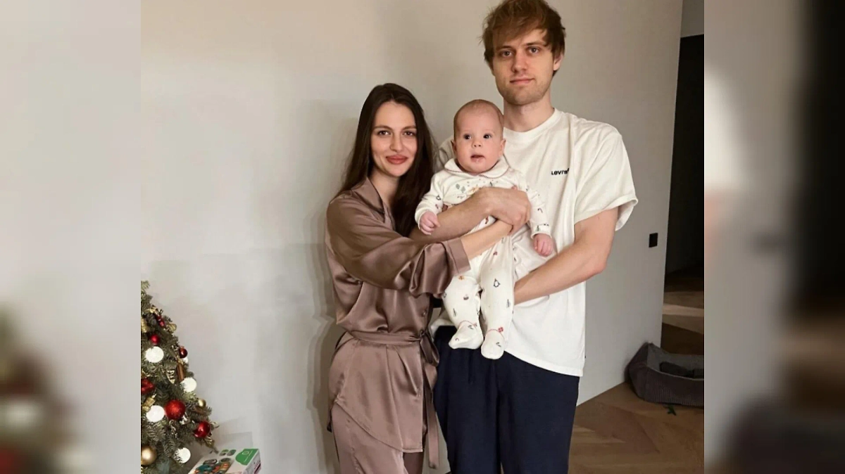 Ваня Усович с женой и первым ребёнком. Обложка © Instagram (признан экстремистской организацией и запрещён на территории Российской Федерации) / nastya_bells_
