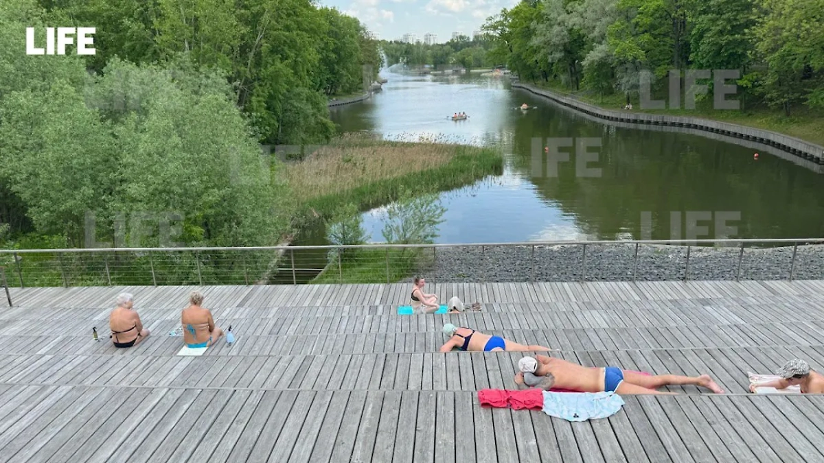 Москвичи загорают в первые жаркие выходные. Видео © Life.ru