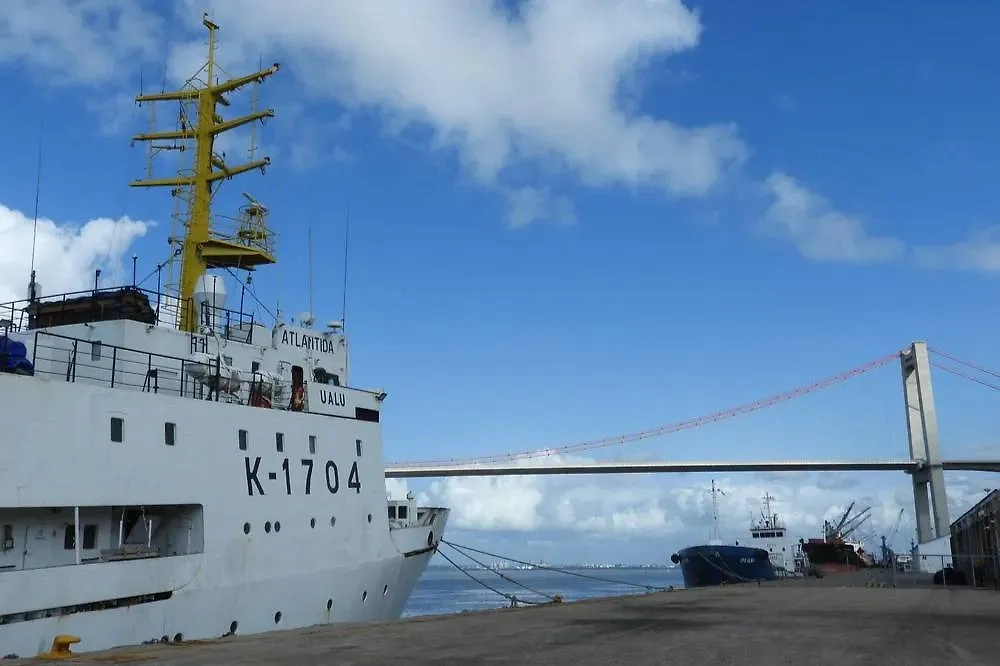 Исследовательское судно «Атлантида». Обложка © vniro.ru