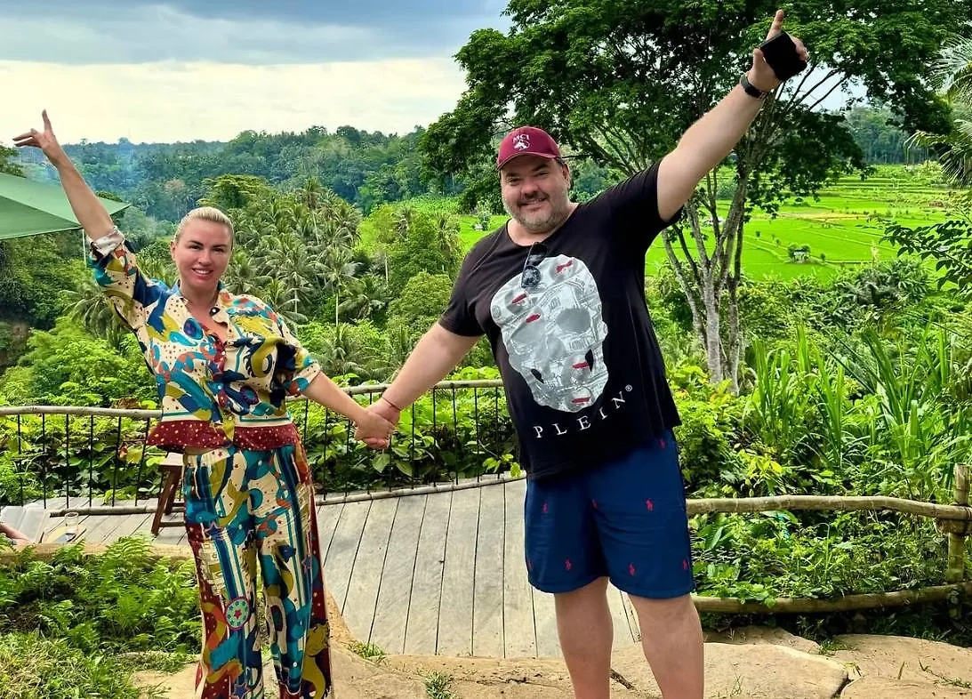 Анна Семенович и Денис Шреер. Обложка © Instagram (признан экстремистской организацией и запрещён на территории Российской Федерации)/ ann_semenovich