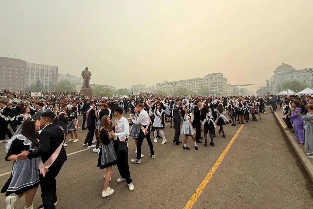 Школьники Забайкалья. Обложка © Telegram / Губернатор Забайкалья Александр Осипов