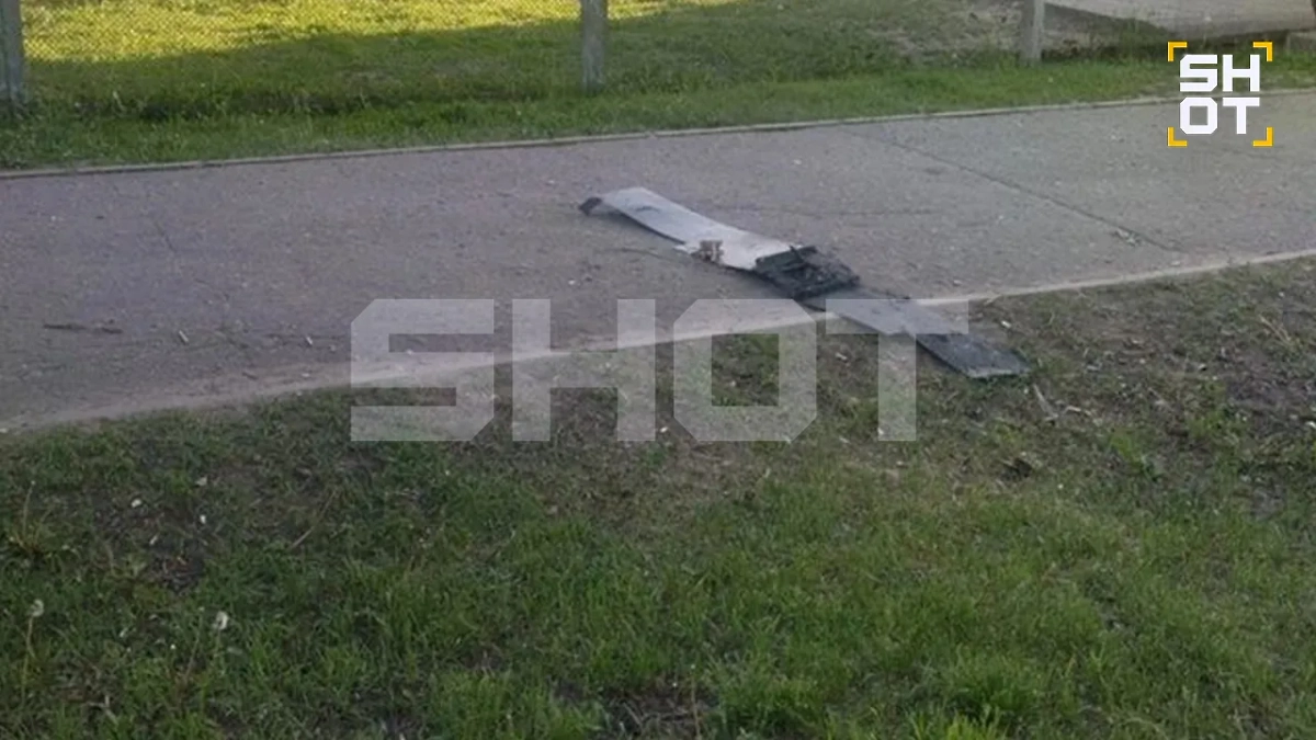 Обломки дрона рядом со школой в Подмосковье. Фото © Telegram / SHOT